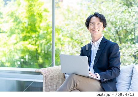 バルコニーでテレワークをする男性。撮影協力「＋SHIFT NOGIZAKA」 76954713