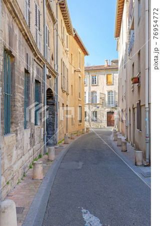 Street in Avignon 76954772