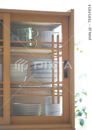 朝日の差し込む部屋、和食器が収納された食器棚 朝日の差し込む部屋、和食器が収納された食器棚 76954954