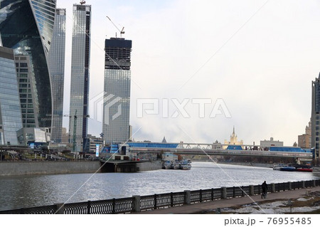 April 3, 2021, Moscow, Taras Shevchenko embankment, pedestrian bridge over the river, skyscrapers, mood 2 April 3, 2021, Moscow, Taras Shevchenko embankment, pedestrian bridge over the river, skyscrapers, mood 2 76955485