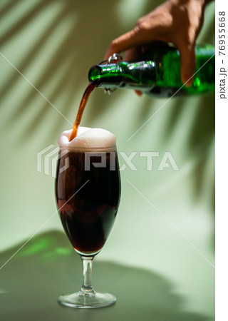 Glass of dark beer 76955668