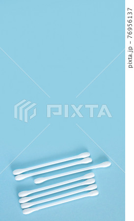 Flay lay of white plastic cotton sticks or swabs top view Flay lay of white plastic cotton sticks or swabs top view 76956137