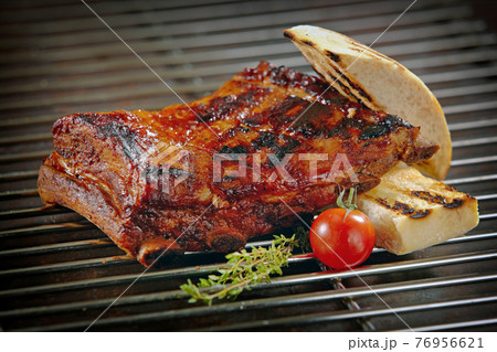 freshly grilled pork ribs 76956621