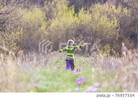 Runing girl 76957584