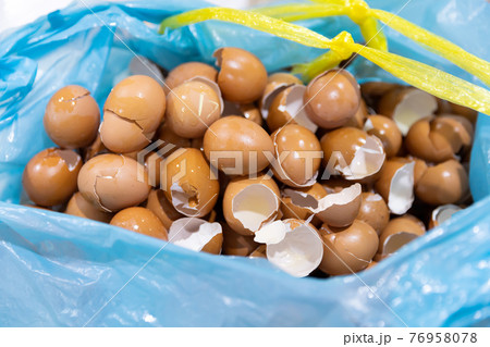 Chicken eggshell fragments Chicken eggshell fragments 76958078