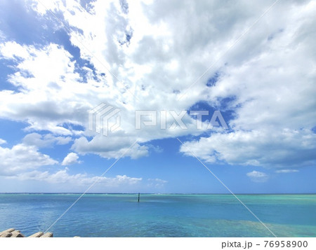 石垣島、登野城漁港からの景色 76958900