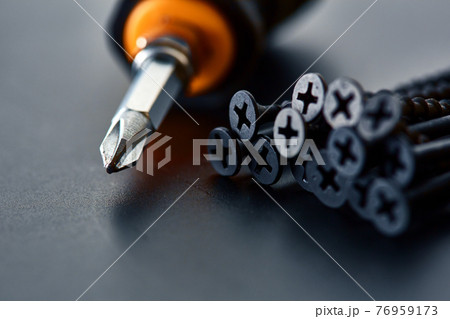 Self tapping screws and screwdriver with bit 76959173