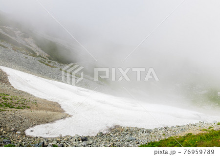 霧に覆われた剱沢雪渓 76959789