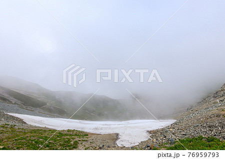 霧に覆われた剱沢雪渓 76959793