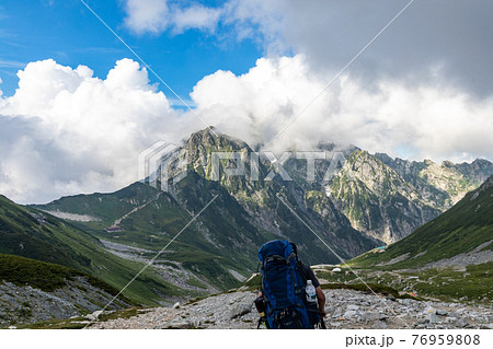 剱の雄大な山々と登山道を進む人 76959808