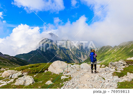 剱の雄大な山々を望む女性 剱の雄大な山々を望む女性 76959813