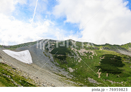 剱御前小舎付近の山道から見た剱沢雪渓 76959823