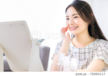 鏡を見る若い女性 76960217