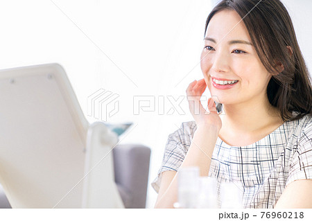 鏡を見る若い女性 76960218