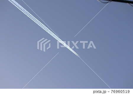 青空に斜めに走る飛行機雲と飛行機 青空に斜めに走る飛行機雲と飛行機 76960519