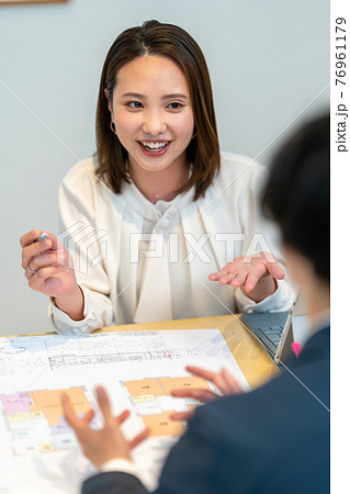 営業　相談　契約　説明　販売　運用　相続　投資　カジュアル　接客　来客　打合せ 76961179