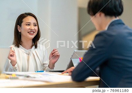 営業　相談　契約　説明　販売　運用　相続　投資　カジュアル　接客　来客　打合せ 76961180