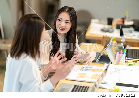 ビジネス 女性 会議 説明 対談 ビジネス 女性 会議 説明 対談 76961312