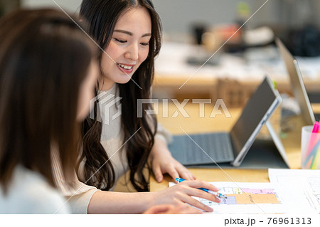 ビジネス 女性 会議 説明 対談 ビジネス 女性 会議 説明 対談 76961313