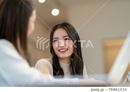 ビジネス 女性 会議 説明 対談 ビジネス 女性 会議 説明 対談 76961314