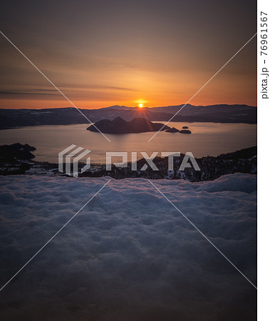 洞爺湖の日の出の写真素材