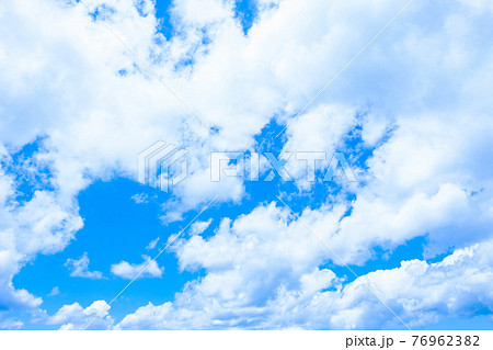 爽やかな青空 76962382