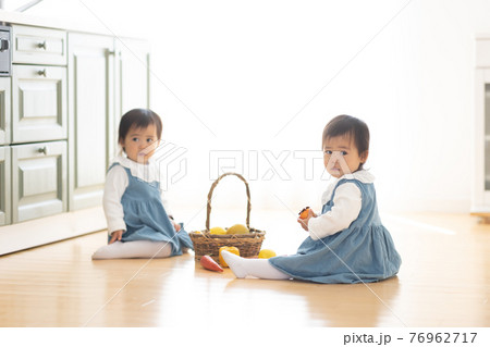 部屋で遊ぶかわいい双子の幼児 部屋で遊ぶかわいい双子の幼児 76962717