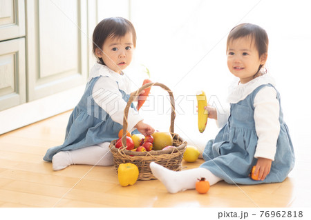 部屋で遊ぶかわいい双子の幼児 部屋で遊ぶかわいい双子の幼児 76962818
