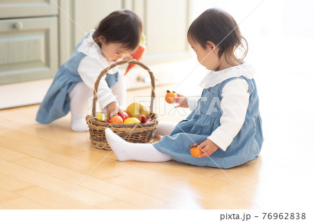 部屋で遊ぶかわいい双子の幼児 部屋で遊ぶかわいい双子の幼児 76962838