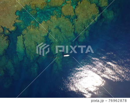 サンゴ礁での潜水漁 上空から 76962878