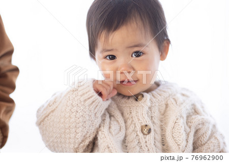 2歳の可愛い女の子 76962900