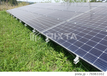 雑草が生い茂った太陽光発電所 雑草が生い茂った太陽光発電所 76963302