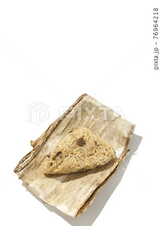 竹の皮の上に置いてある中華ちまきを白背景で撮影 竹の皮の上に置いてある中華ちまきを白背景で撮影 76964218