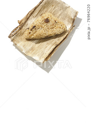 竹の皮の上に置いてある中華ちまきを白背景で撮影 76964220