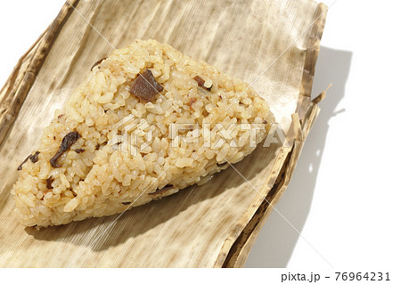 竹の皮の上に置いてある中華ちまきを白背景で撮影 76964231