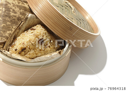 せいろの中の中華ちまきを白背景で撮影 76964318