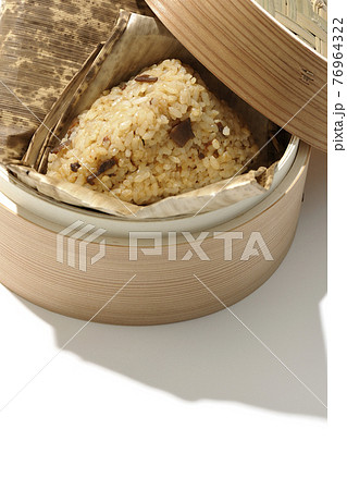 せいろの中の中華ちまきを白背景で撮影 せいろの中の中華ちまきを白背景で撮影 76964322
