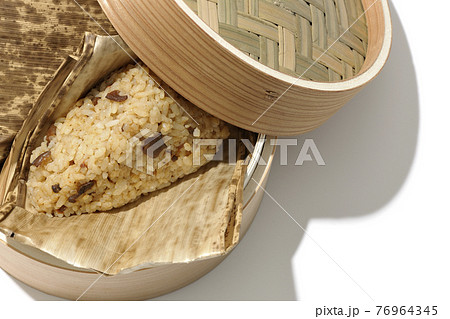 蒸篭蒸しされた中華ちまきを白背景で撮影(俯瞰) 蒸篭蒸しされた中華ちまきを白背景で撮影(俯瞰) 76964345