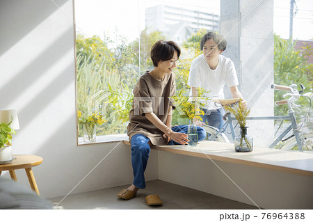 ガラス越しの休日のカップル 76964388