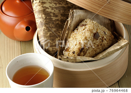 セイロ蒸しされた中華ちまきと急須とお茶 76964468