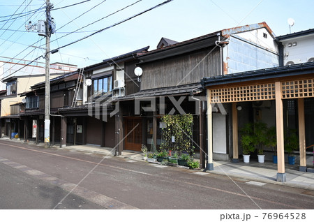 高田城下町　雁木と町屋の町並み　新潟県高田市 76964528