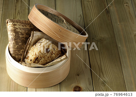 蒸籠蒸しされた中華ちまき 76964613