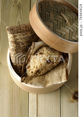 蒸籠蒸しされた中華ちまき（俯瞰） 76964629