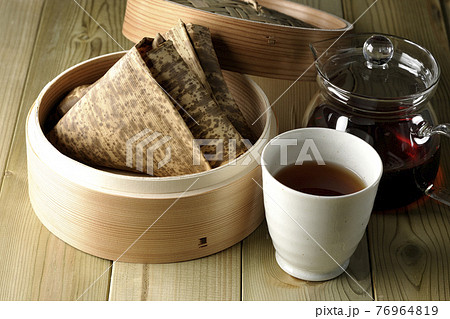 セイロ蒸しされた中華ちまきと急須とお茶 セイロ蒸しされた中華ちまきと急須とお茶 76964819