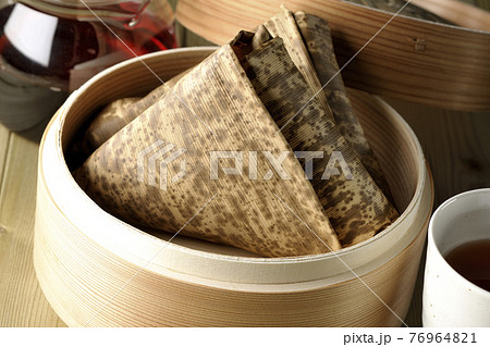 セイロ蒸しされた中華ちまきと急須とお茶 セイロ蒸しされた中華ちまきと急須とお茶 76964821