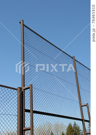 フェンス、金網、屋外、青空、外、空、金属 フェンス、金網、屋外、青空、外、空、金属 76965910