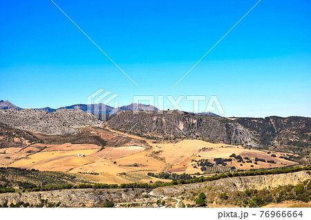 スペインロンダの美しい青空と山岳地帯 スペインロンダの美しい青空と山岳地帯 76966664