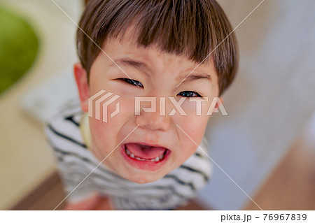 イヤイヤ期の子供 76967839