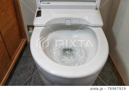 新築住宅のトイレの試運転 76967929