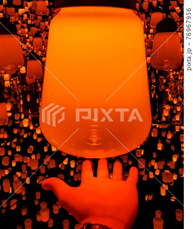浮かぶランプ 76967956